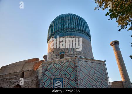 Atemberaubende blaue Kuppel und hoch aufragendes Minarett des Gur-e-Amir Mausoleums, der Grabstätte des Eroberers Timur (Tamerlane), in Samarkand, Uzbekis Stockfoto