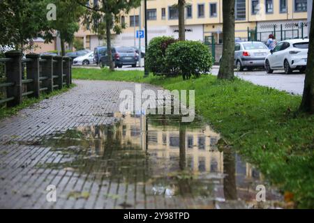 Noreña, Spanien, 9. Oktober 2024: Die Reflexion eines Gebäudes in einer Pfütze während des Sturms trifft Kirk Spanien am 9. Oktober 2024 in Noreña, Spanien. Quelle: Alberto Brevers / Alamy Live News. Stockfoto