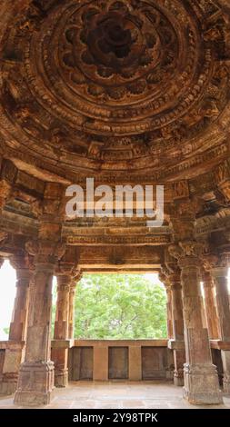 Wunderschöne Schnitzereien an der Decke der Mandapa, Shri Galteshwar Tempel, Sarnal, Gujarat, Indien. Stockfoto