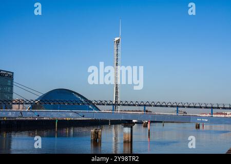 Die rotierende Aussichtsplattform Glasgow Tower 417 m, das Science Centre und die Bell's Bridge über den Fluss Clyde, Glasgow, Schottland Stockfoto