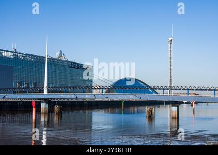 Die rotierende Aussichtsplattform Glasgow Tower 417 m, das Science Centre, BBC Scotland und Bell's Bridge über den Fluss Clyde, Glasgow, Schottland Stockfoto