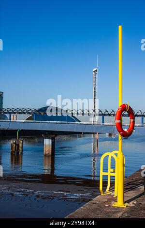 Die rotierende Aussichtsplattform Glasgow Tower 417 m, das Science Centre und die Bell's Bridge über den Fluss Clyde, Glasgow, Schottland Stockfoto