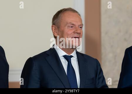 Prag, Tschechische Republik. Oktober 2024. Der polnische Premierminister Donald Tusk wird während des Regierungstreffens der tschechischen und polnischen Regierungen gesehen. Die tschechische und die polnische Regierung unter der Leitung der Premierminister Petr Fiala und Donald Tusk erörtern die grenzübergreifende Zusammenarbeit, die Zusammenarbeit im Bereich der Energieversorgungssicherheit im Bereich der Kernenergie, den Bau von Verkehrsinfrastrukturen, die Migration und die Hilfe für die Ukraine. Quelle: SOPA Images Limited/Alamy Live News Stockfoto