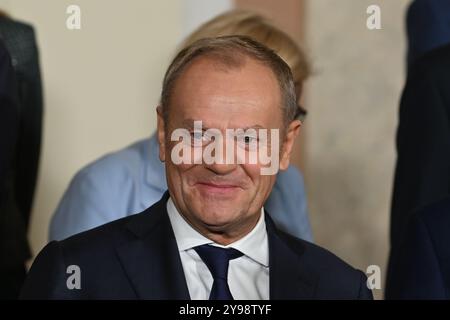 Prag, Tschechische Republik. Oktober 2024. Der polnische Premierminister Donald Tusk wird vor dem Regierungstreffen der Tschechischen Republik und Polens gesehen. Die tschechische und die polnische Regierung unter der Leitung der Premierminister Petr Fiala und Donald Tusk erörtern die grenzübergreifende Zusammenarbeit, die Zusammenarbeit im Bereich der Energieversorgungssicherheit im Bereich der Kernenergie, den Bau von Verkehrsinfrastrukturen, die Migration und die Hilfe für die Ukraine. Quelle: SOPA Images Limited/Alamy Live News Stockfoto