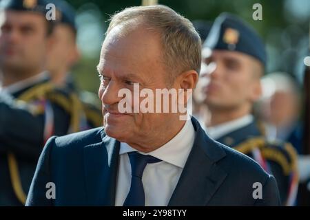 Prag, Tschechische Republik. Oktober 2024. Der polnische Premierminister Donald Tusk wird vor dem Regierungstreffen der Tschechischen Republik und Polens gesehen. Die tschechische und die polnische Regierung unter der Leitung der Premierminister Petr Fiala und Donald Tusk erörtern die grenzübergreifende Zusammenarbeit, die Zusammenarbeit im Bereich der Energieversorgungssicherheit im Bereich der Kernenergie, den Bau von Verkehrsinfrastrukturen, die Migration und die Hilfe für die Ukraine. Quelle: SOPA Images Limited/Alamy Live News Stockfoto