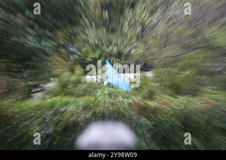 Noreña, Spanien, 9. Oktober 2024: Der Wind weht die Flagge von Asturien während des Sturms Kirk trifft Spanien am 9. Oktober 2024 in Noreña, Spanien. Quelle: Alberto Brevers / Alamy Live News. Stockfoto