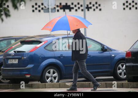 Noreña, Spanien, 9. Oktober 2024: Ein Mann läuft mit einem Regenschirm während des Sturms Kirk trifft Spanien am 9. Oktober 2024 in Noreña, Spanien. Quelle: Alberto Brevers / Alamy Live News. Stockfoto