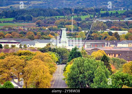 Glasgow, Schottland, Großbritannien. Oktober 2024. Wetter in Großbritannien: Trocken wie der Herbst die Bäume in der städtischen Landschaft im grünen Ritterwald im Westen der Stadt Golden färbt. Die Straße in yoker, die zu Bae-Systemen und dem Conning Tower der hms cardiff auf der clyde führt. Credit Gerard Ferry/Alamy Live News Stockfoto