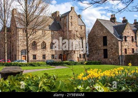 Das mittelalterliche historische Haus Museum Provand's Lordship (rechts) erbaut 1471, gegenüber dem St Mungo Museum of Religious Life & Art (links), Castle St, Glasgow Stockfoto