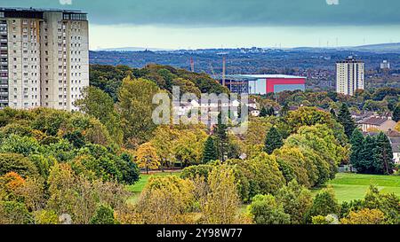 Glasgow, Schottland, Großbritannien. Oktober 2024. Wetter in Großbritannien: Trocken wie der Herbst die Bäume in der städtischen Landschaft im grünen Ritterwald im Westen der Stadt Golden färbt. Knightswood Golfplatz lincoln Tower und die Aussicht nach Süden Credit Gerard Ferry/Alamy Live News Stockfoto