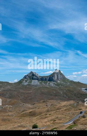 Durmitor, Montenegro, 7. August 2024. Landschaft des Durmitor-Nationalparks. Zwillingsgipfel der Sedlena Greda Stockfoto