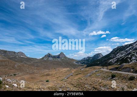 Durmitor, Montenegro, 7. August 2024. Landschaft des Durmitor-Nationalparks. Zwillingsgipfel der Sedlena Greda Stockfoto