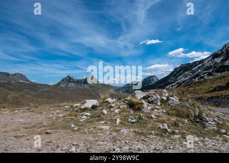 Durmitor, Montenegro, 7. August 2024. Landschaft des Durmitor-Nationalparks. Zwillingsgipfel der Sedlena Greda Stockfoto