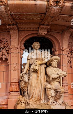 Nahaufnahme des Doulton Fountain, der weltweit größte Terrakotta-Brunnen, befindet sich außerhalb des People's Palace auf Glasgow Green, Glasgow, Schottland Stockfoto