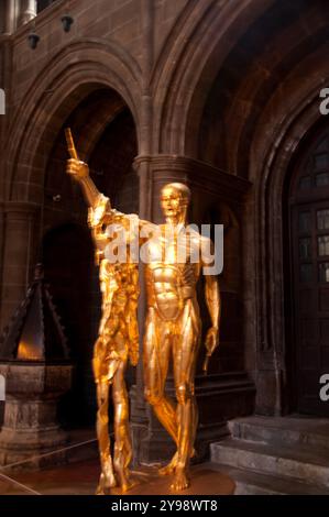 Bartholomäus hält seine Haut in dieser Skulptur von Damien Hirst. Die Priory of St Bartholomew the Great, Smithfield, City of London, England, Großbritannien. Stockfoto