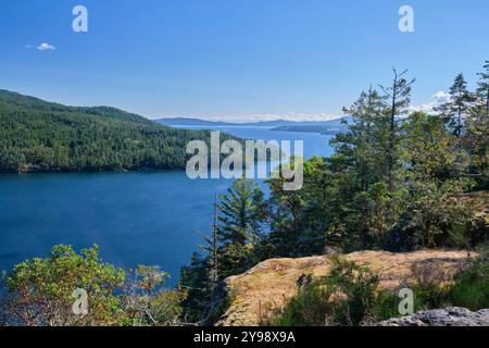 Eine wunderschöne Aussicht auf Salt Spring Island und den Saanich Inlet vom Stoney Hill Regional Park Wanderweg auf Vancouver Island. Stockfoto