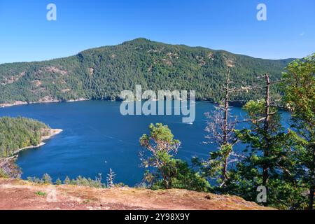 Ein wunderschöner Blick auf die Gulf Islands und den Saanich Inlet vom Stoney Hill Regional Park Wanderweg auf Vancouver Island. Stockfoto