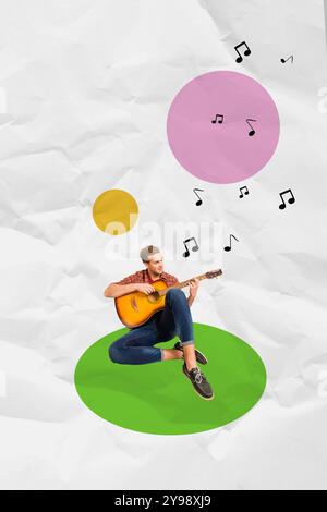 Composite Trend Artwork Bild Foto Collage von sorglos Relax junger Mann Hand halten Gitarre singen Song spielen instrumentale Musik Jam Hobby Stockfoto