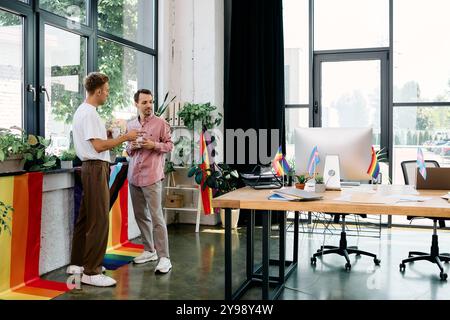 Ein fröhliches Paar teilt einen Moment in einem lebhaften Büro, das für Stolz eingerichtet ist und von Pflanzen umgeben ist. Stockfoto