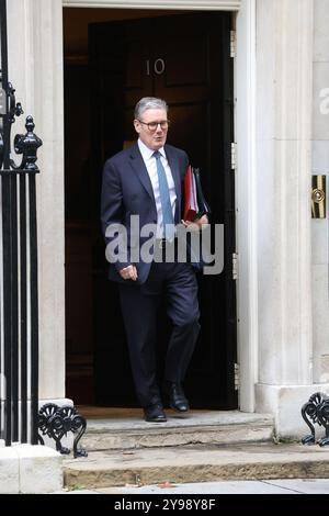 London, Großbritannien. Oktober 2024. LONDON, ENGLAND - 9. OKTOBER: Der britische Premierminister Sir Keir Starmer verlässt die Downing Street 10 in das Unterhaus, um am 9. Oktober 2024 in London zu den Fragen des Premierministers (PMQ) teilzunehmen. CAP/GOL © GOL/Capital Pictures Credit: Capital Pictures/Alamy Live News Stockfoto