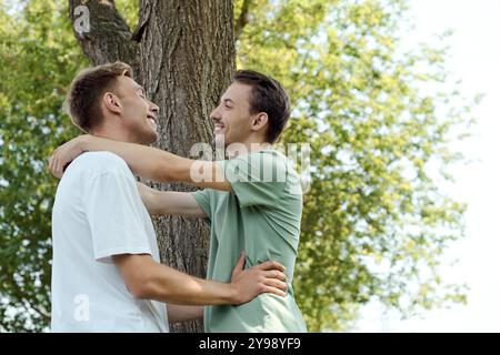 Ein liebevolles Paar umarmt sich herzlich in der Schönheit eines ruhigen, lebhaften Parks. Stockfoto