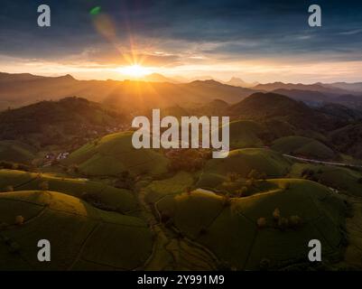 Luftaufnahme des wunderschönen Sonnenuntergangs am Long Coc Tea Hill, Provinz Phu Tho, Vietnam Stockfoto