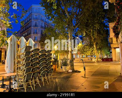 Geschlossene Terrasse, Blick auf die Nacht. Serrano Street, Madrid, Spanien. Stockfoto