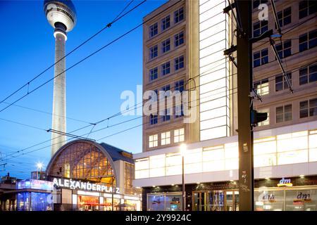 Berlin, Deutschland, 29. Juli 2009, erkunden Sie den beleuchteten Alexanderplatz bei Nacht mit dem berühmten Fernsehturm und der geschäftigen städtischen Architektur Stockfoto