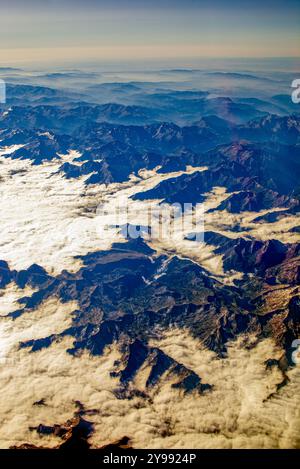 Die atemberaubenden Pyrenäen erheben sich über dicken Wolken und bieten bei Sonnenaufgang eine atemberaubende Luftperspektive. Stockfoto