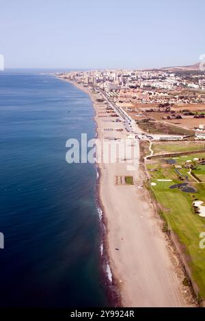 Erleben Sie die Schönheit von Malaga aus der Vogelperspektive, mit seiner atemberaubenden Küste und pulsierenden Stadt am Mittelmeer. Stockfoto
