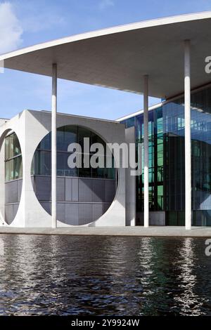 Das Marie-Elisabeth-Lüders-Haus zeigt modernes Architekturdesign von Stephan Braunfels und hebt zeitgenössische Elemente in Berlin hervor. Stockfoto