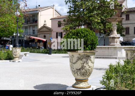 Urbania, Italien - 25. April 2023: Eine Keramik aus Casteldurante schmückt den Platz Stockfoto