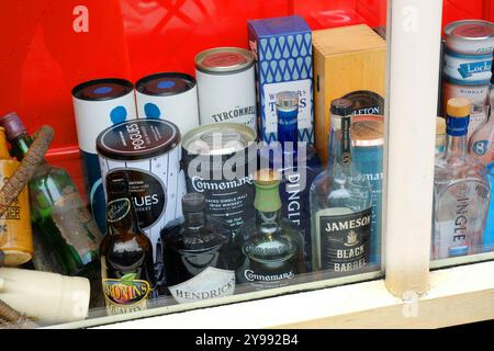 Auswahl an irischen Whiskeys in einem Schaufenster - John Gollop Stockfoto