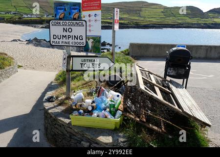 Müllkippen auf der Straße in Ballydonegan, County Cork, Irland - John Gollop Stockfoto