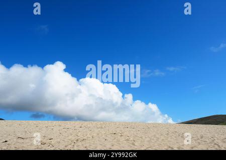 Cumulus Wolke über dem Strand bei Ballydonegan, Allihies, County Cork, Irland - John Golop Stockfoto