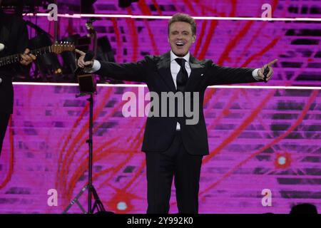 Mexiko-Stadt, Mexiko. Oktober 2024. Sänger Luis Miguel tritt auf der Bühne während der Luis Miguel 2024 Tour in der Arena CDMX am 8. Oktober 2024 in Mexiko-Stadt auf. (Foto: Ismael Rosas/Eyepix/SIPA USA) Credit: SIPA USA/Alamy Live News Stockfoto