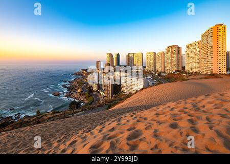 Blick auf die Gebäude in Concon von den Sanddünen, Region Valparaiso, Chile Stockfoto