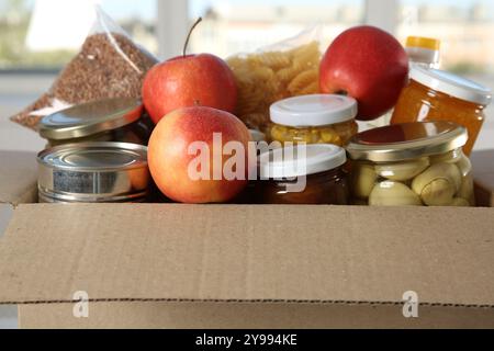 Verschiedene Lebensmittel für Spenden in Box drinnen, Nahaufnahme Stockfoto