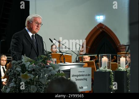 09. Oktober 2024, Sachsen-Anhalt, Halle (Saale): Bundespräsident Frank Walter Steinmeier spricht bei der Gedenkfeier für die Opfer des Terroranschlags 2019 in der Ulrichskirche. Am 9. Oktober 2019 versuchte ein schwer bewaffneter Attentäter, die Synagoge am Jom Kippur, dem höchsten jüdischen Feiertag, zu betreten. Als er versagte, erschoss und tötete er zwei Menschen auf der Straße und in einem Kebab-Laden. Foto: Heiko Rebsch/dpa Stockfoto