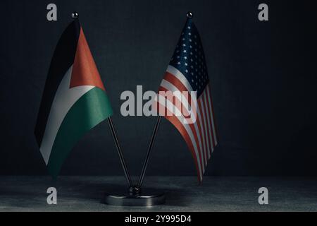 Tischfahne Vereinigte Staaten Amerika und Nationalflagge Palästina auf dunklem Hintergrund Stockfoto