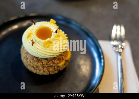 Choux profiteroles französischer Blätterteig mit Schlagsahne-Mangogeschmack. Stockfoto