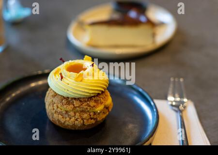 Choux profiteroles französischer Blätterteig mit Schlagsahne-Mangogeschmack. Stockfoto