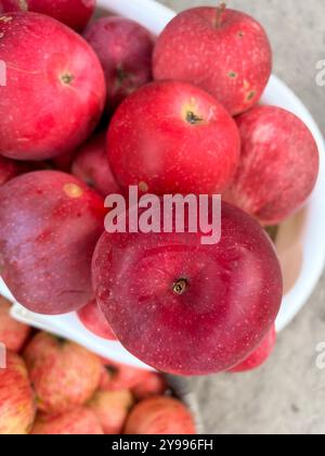 Hellrote reife Äpfel in einem Korb. Nahaufnahme. Aufnahme von oben. Stockfoto