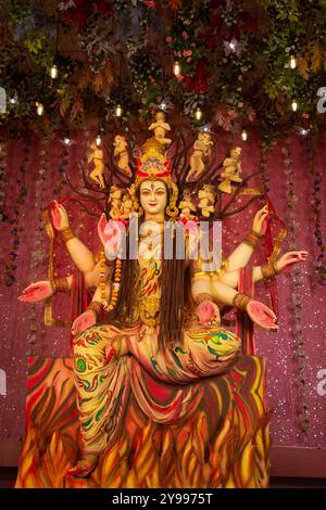 Ein wunderschönes Idol von Maa Durga, der während Navratri bei einem Pandal verehrt wurde. Navratri ist das größte religiöse fest des Hinduismus Stockfoto