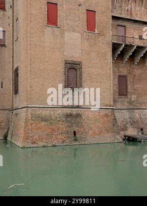 Ferrara, Italien. Überblick über das Schloss Estense, auch bekannt als San Michele, das im Zentrum der Stadt steht Stockfoto