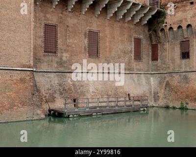 Ferrara, Italien. Überblick über das Schloss Estense, auch bekannt als San Michele, das im Zentrum der Stadt steht Stockfoto