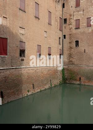 Ferrara, Italien. Überblick über das Schloss Estense, auch bekannt als San Michele, das im Zentrum der Stadt steht Stockfoto