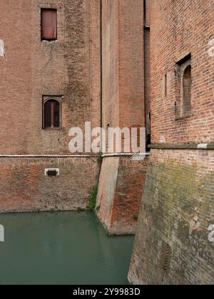 Ferrara, Italien. Überblick über das Schloss Estense, auch bekannt als San Michele, das im Zentrum der Stadt steht Stockfoto