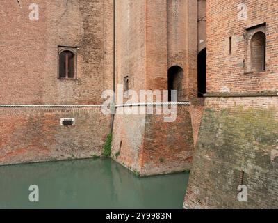 Ferrara, Italien. Überblick über das Schloss Estense, auch bekannt als San Michele, das im Zentrum der Stadt steht Stockfoto