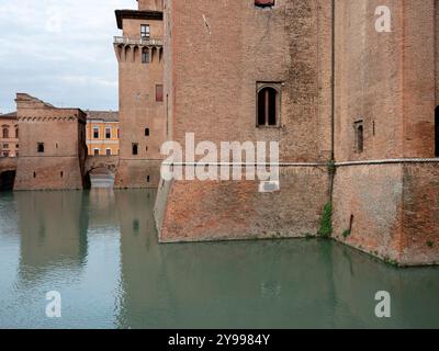 Ferrara, Italien. Überblick über das Schloss Estense, auch bekannt als San Michele, das im Zentrum der Stadt steht Stockfoto